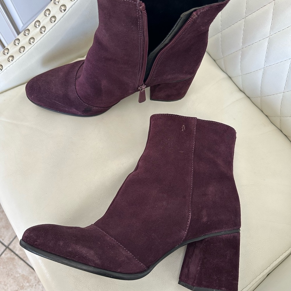 It’s Armani Exchange booties for women with Swede leather